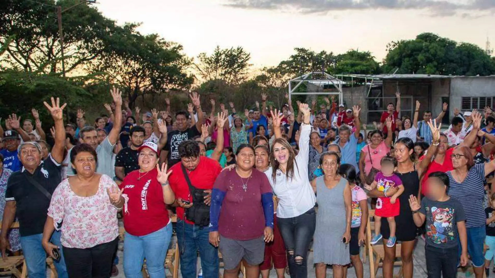 Rosy Urbina celebrando con colonos